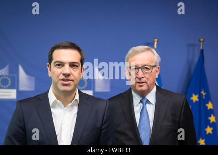 Bruxelles, Belgio. Il 22 giugno, 2015. Il Presidente della Commissione Europea Jean Claude Juncker, incontra il Primo Ministro greco Alexis Tsipras davanti a un vertice Ue di Bruxelles il lunedì. Capi di stato in sede di Eurogruppo incontrerà lunedì a Bruxelles per un vertice straordinario per discutere della crisi finanziaria in Grecia. Credito: Aristidis Vafeiadakis/ZUMA filo/Alamy Live News Foto Stock