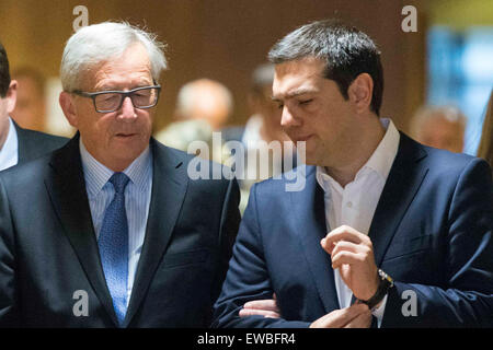 Bruxelles, Belgio. Il 22 giugno, 2015. Il Presidente della Commissione Europea Jean Claude Juncker, incontra il Primo Ministro greco Alexis Tsipras davanti a un vertice Ue di Bruxelles il lunedì. Capi di stato in sede di Eurogruppo incontrerà lunedì a Bruxelles per un vertice straordinario per discutere della crisi finanziaria in Grecia. Credito: Aristidis Vafeiadakis/ZUMA filo/Alamy Live News Foto Stock