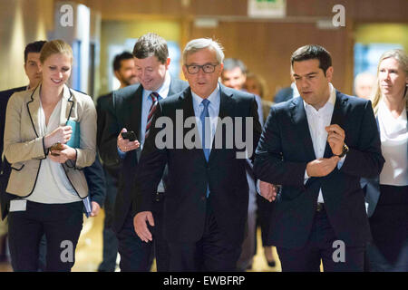 Bruxelles, Belgio. Il 22 giugno, 2015. Il Presidente della Commissione Europea Jean Claude Juncker, incontra il Primo Ministro greco Alexis Tsipras davanti a un vertice Ue di Bruxelles il lunedì. Capi di stato in sede di Eurogruppo incontrerà lunedì a Bruxelles per un vertice straordinario per discutere della crisi finanziaria in Grecia. Credito: Aristidis Vafeiadakis/ZUMA filo/Alamy Live News Foto Stock