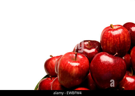 Le mele rosse close up con copia spazio su sfondo bianco Foto Stock