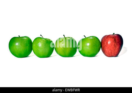 Uno dispari. Fila di mele verdi con mela rossa sulla estremità. Concetto di essere diversi o uno stile di vita diverso Foto Stock