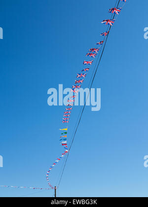 Bunting e bandiere su estati calde giorno, cielo blu, Est Prawle Foto Stock