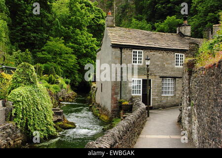 Una pietra costruito case su acqua Peakshole vicino Peak Cavern nel cuore di Castleton village, Peak District DERBYSHIRE REGNO UNITO GB UE Foto Stock