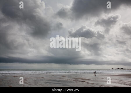 Mare invernale in scena con la gente camminare sulla spiaggia di South Devon Foto Stock