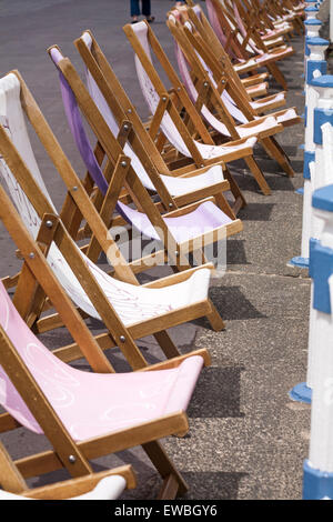 Sdraio a Weymouth Esplanade in giugno Foto Stock