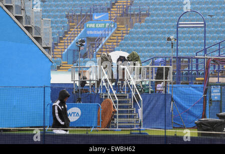 Eastbourne, Sussex, Regno Unito. Il 22 giugno, 2015. Gli ombrelloni erano fuori a causa di pioggia e l'inizio del gioco è stata ritardata di questa mattina presso la Aegon torneo internazionale di tennis tenuto in Devonshire Park Eastbourne Credito: Simon Dack/Alamy Live News Foto Stock