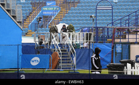 Eastbourne, Sussex, Regno Unito. Il 22 giugno, 2015. Gli ombrelloni erano fuori a causa di pioggia e l'inizio del gioco è stata ritardata di questa mattina presso la Aegon torneo internazionale di tennis tenuto in Devonshire Park Eastbourne Credito: Simon Dack/Alamy Live News Foto Stock