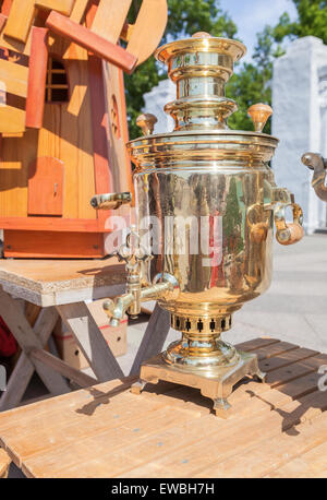 Tradizionale russo bronzo antico samovar Foto Stock