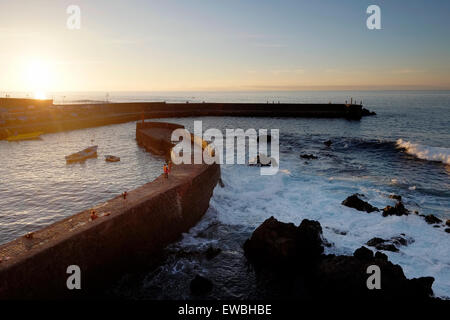 Vista del vecchio porto nella città di Puerto de la Cruz nella parte settentrionale di Tenerife, una delle isole canarie dell'arcipelago spagnolo situato al largo della costa dell'Africa nordoccidentale. Foto Stock