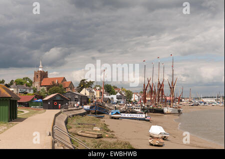 Moored vecchi barconi a vela a Hythe Quay a lowtide supportato da limo e fango e letti di sabbia di fiume Chelmer Foto Stock