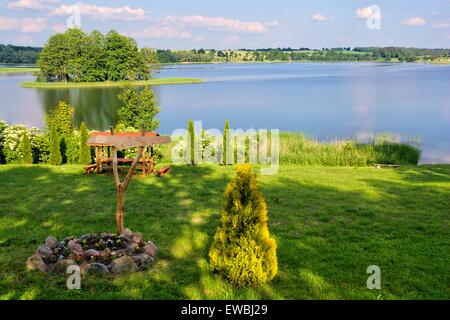 Bellissima spiaggia sul lago Szostak, piccola isola disabitata in background, Orzechowo, Mazury Foto Stock