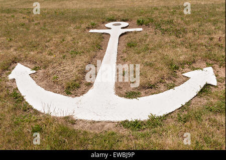 Metallo ferro battuto progettazione di ancoraggio in acciaio come illustrazione dipinto di bianco in mare la banca a Dovercourt Foto Stock