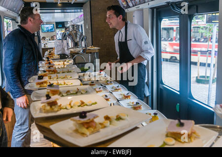 Lo chef prepara il primo corso a bordo del tram Hoftrammm ristorante, Den Haag, Paesi Bassi. Foto Stock