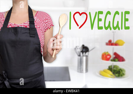 Io amo veggie chef holding cucchiaio di cottura dello sfondo. Foto Stock