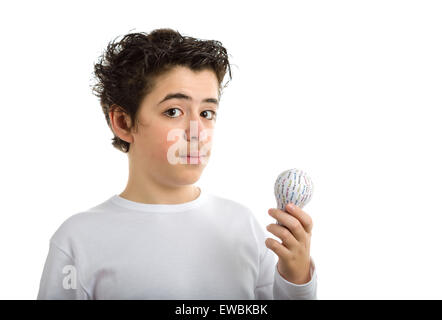 Perplesso liscia caucasico-pelato boy in bianco a maniche lunghe t-shirt azienda 3D stampata lampadina Foto Stock