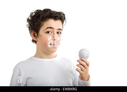 Felice liscia caucasico-pelato boy in bianco a maniche lunghe t-shirt azienda sorrisi stampati in 3D lampadina con la mano sinistra Foto Stock