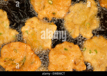 Pesce fritto patty in padella Foto Stock