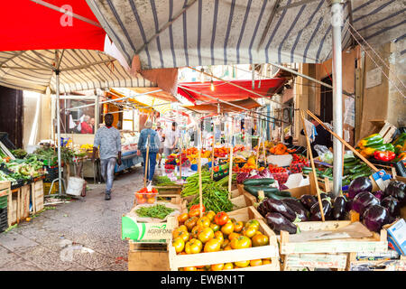 Mercato del Capo in frenetica attività. Palermo, Sicilia. Italia Foto Stock