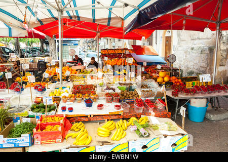 Mercato del Capo in frenetica attività. Palermo, Sicilia. Italia Foto Stock