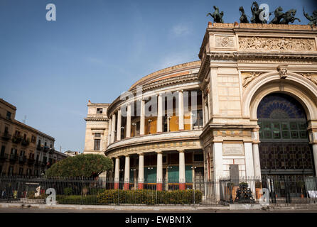 Politama famoso teatro con i suoi colori e le sue forme. Palermo, Sicilia. Italia Foto Stock