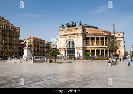 Politama famoso teatro con i suoi colori e le sue forme. Palermo, Sicilia. Italia Foto Stock