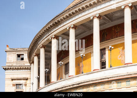 Politama famoso teatro con i suoi colori e le sue forme. Palermo, Sicilia. Italia Foto Stock