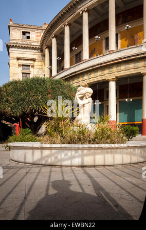 Politama famoso teatro con i suoi colori e le sue forme. Palermo, Sicilia. Italia Foto Stock