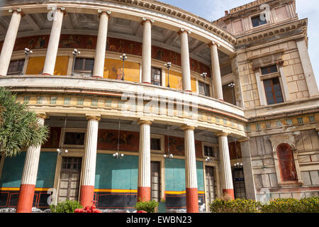 Politama famoso teatro con i suoi colori e le sue forme. Palermo, Sicilia. Italia Foto Stock