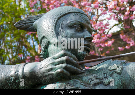 Robin Hood statua che si trova nella parte anteriore del rosa primavera sbocciano i fiori al di fuori del castello di NOTTINGHAM, NOTTINGHAMSHIRE REGNO UNITO Inghilterra Foto Stock