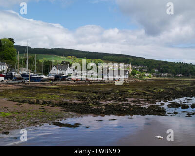 Cercando di fronte a Lamlash villaggio dal Molo Isle of Arran Scozia la più grande isola del Firth of Clyde sul bel giorno di maggio il cielo blu Foto Stock