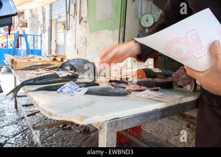 Mercato del Capo in frenetica attività. Palermo, Sicilia. Italia Foto Stock