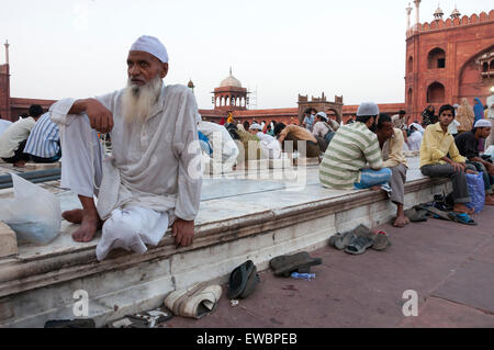 Un vecchio uomo seduto in Jama Masjid durante il Ramadan. La Vecchia Delhi, India. Foto Stock