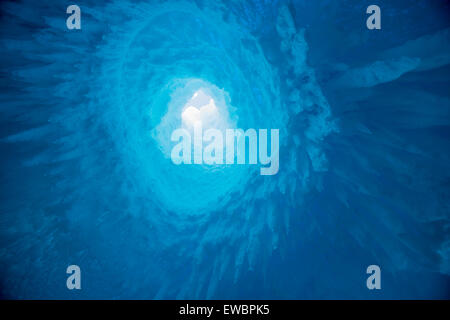 Guardando in alto attraverso la parte superiore di una torre di ghiaccio sul Monte Erebus, Antartide. Foto Stock