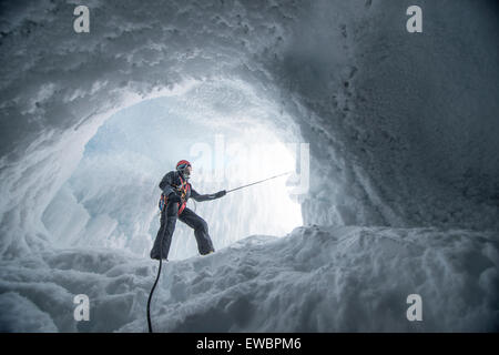 Uomo in piedi sul Monte Erebus grotta vapore, Ross Island, Antartide Foto Stock