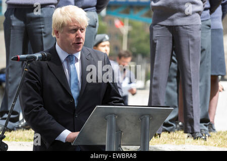 Londra, Regno Unito. Il 22 giugno 2015. Boris Johnson, il sindaco di Londra e London Assembly membri uniti British il personale delle forze armate di una bandiera sollevamento cerimonia presso il municipio di onorare il coraggio e impegno di personale di servizio presente e passato davanti a forze armate giorno. Credito: Nick Savage/Alamy Live News Foto Stock