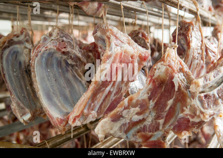 La carne di maiale la produzione vegetale e gustosa carne affumicata in grandi quantità Foto Stock