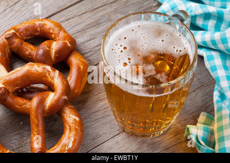 Boccale di birra e pretzel sul tavolo di legno Foto Stock