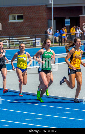 Gara podistica per le donne al Kentucky relè. Questo è stato tenuto presso l'Università di Kentucky con pista all'aperto e il campo Foto Stock