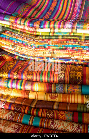 Colorate coperte Quechuan nel mercato di Otavalo, Ecuador. Foto Stock