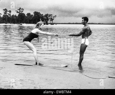 Acqua di lezioni di sci sulla spiaggia,1957 Foto Stock