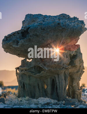 Tramonto alle formazioni di sabbia a mono lago vicino la Marina Beach, California, Stati Uniti d'America, Foto Stock