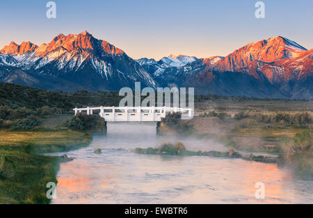 Sunrise sulla Sierra Nevada visto da Hot Creek, California, Stati Uniti d'America. Foto Stock