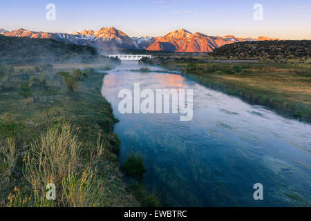 Sunrise sulla Sierra Nevada visto da Hot Creek, California, Stati Uniti d'America. Foto Stock