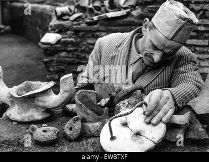 Gli scavi archeologici nel Ludus Magnus il Colosseo,roma,1960 Foto Stock