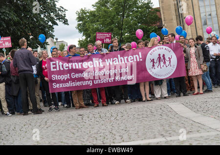 Stuttgart, Germania. Il 21 giugno, 2015. Gli avversari di un piano di formazione proposto dalle parti tedesco SPD e di alleanza '90/Verdi' rally sotto lo slogan "Fuer Ehe und Familie - Stoppt Gender-Ideologie und Sexualisierung , Unserer Kinder!' (lit. A favore del matrimonio e della famiglia - arrestare l'ideologia di genere e la sexualisation dei nostri bambini!) a Stoccarda, Germania, 21 giugno 2015. Foto: Daniel Maurer/dpa/Alamy Live News Foto Stock