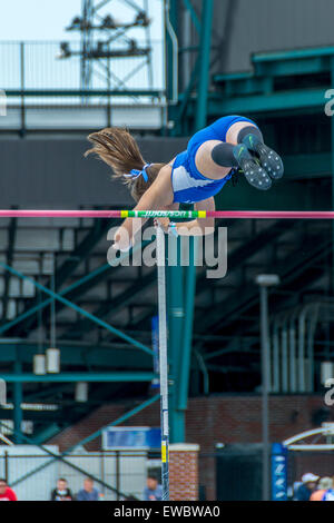 Vaulting pole per le donne al Kentucky relè. Questo è stato tenuto presso l'Università di Kentucky con pista all'aperto e il campo Foto Stock