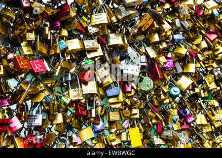 Lovelocks sul Pont des Arts bridge in Parigi Francia Foto Stock