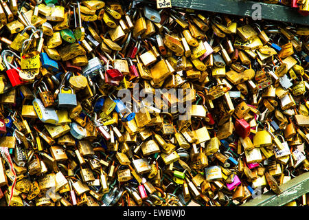 Lovelocks sul Pont des Arts bridge in Parigi Francia Foto Stock