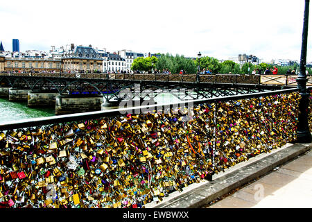 Lovelocks sul Pont des Arts bridge in Parigi Francia Foto Stock