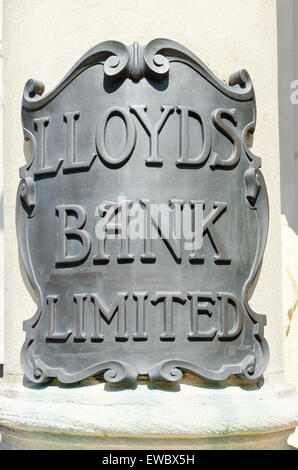 Lloyds Bank Limited Cartello in metallo sul pilastro di pietra Foto Stock